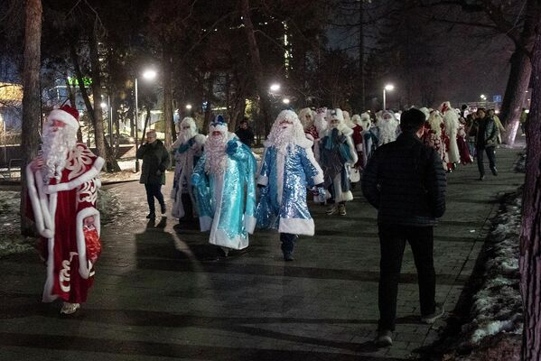 Парад Дедов Морозов, прошедший накануне в Алматы, отличался разноцветием костюмов главных сказочных персонажей предстоящего праздника. - Sputnik Казахстан