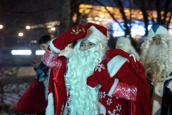 У главной городской елки Алматы собрались несколько десятков Дедов Морозов.  - Sputnik Казахстан