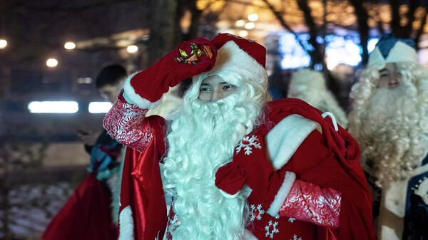У главной городской елки Алматы собрались несколько десятков Дедов Морозов - Sputnik Казахстан