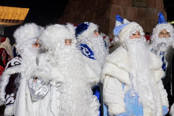 Похоже, некоторые из участников шествия Дедов Морозов прекрасно осознавали, какая “жаркая” пора у них впереди. А некоторые даже в процессе праздничного шествия, вероятно, “делили сферы” новогоднего влияния, чтобы не помешать друг другу. - Sputnik Казахстан