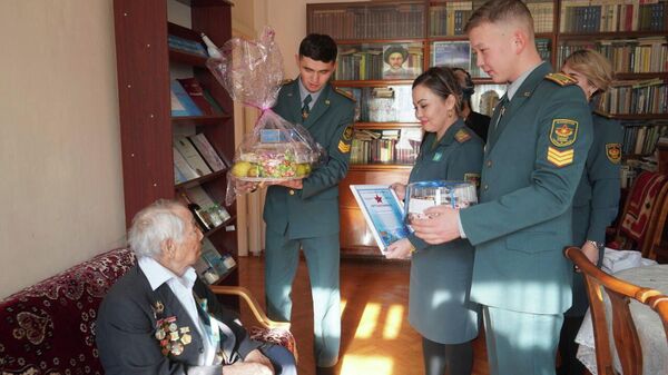Военнослужащие Вооруженных сил поздравили ветерана войны со 101-ой годовщиной - Sputnik Казахстан