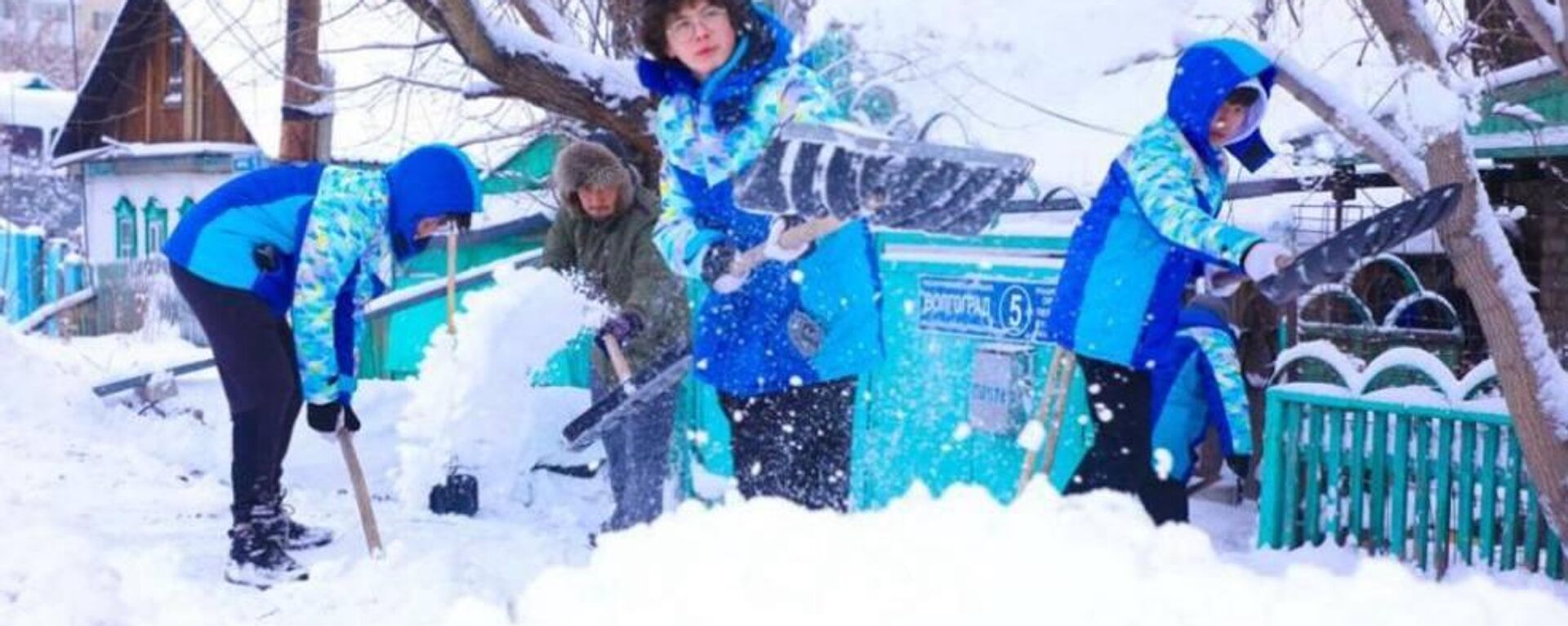 Волонтеры Астаны помогают с уборкой снега и угощают коммунальщиков - Sputnik Казахстан, 1920, 02.01.2024