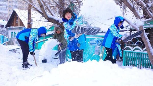 Волонтеры Астаны помогают с уборкой снега и угощают коммунальщиков - Sputnik Казахстан