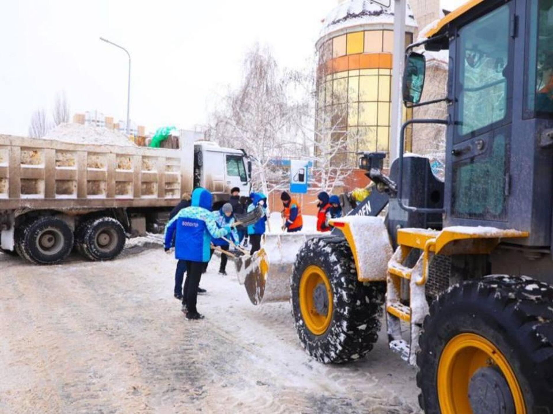 Волонтеры Астаны помогают с уборкой снега и угощают коммунальщиков - Sputnik Казахстан, 1920, 02.01.2024