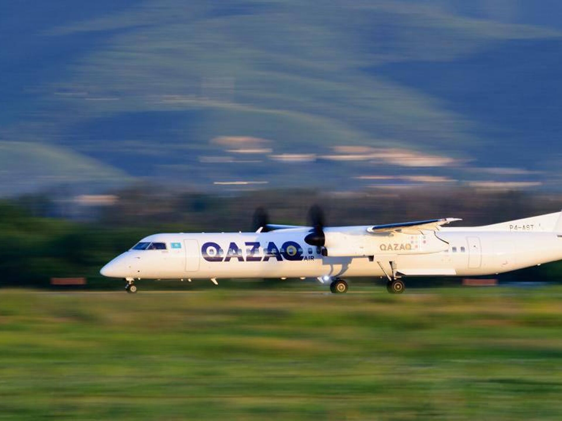 Казак Эйр. Авиапарк Qazaq Air. Казак АИР самолеты. Qazaq Air салон.