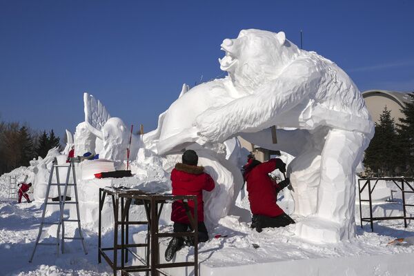 Здесь, на фестивале, на протяжении последних трех десятков лет устанавливали несколько рекордов Гиннеса, среди которых - гигантские ледяные скульптуры.  На фото: рабочие вырезают снежные скульптуры на ежегодном Harbin Ice and Snow World в Харбине, провинция Хэйлунцзян на северо-востоке Китая. - Sputnik Казахстан