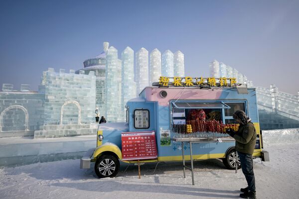 Театр льда и снега в Харбине - это крупнейший тематический ледовый фестиваль в мире. На фото: фургон с едой на Харбинском международном фестивале снежных и ледяных скульптур. - Sputnik Казахстан