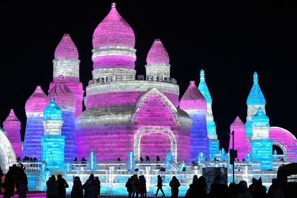 Фестиваль снежных и ледяных скульптур проводится с 1963 года.На фото: люди посещают Харбинский мир льда и снега в Харбине. - Sputnik Казахстан