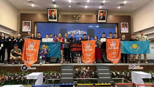 Школьники из Семея на турнире по робототехнике в Индонезии - Sputnik Казахстан