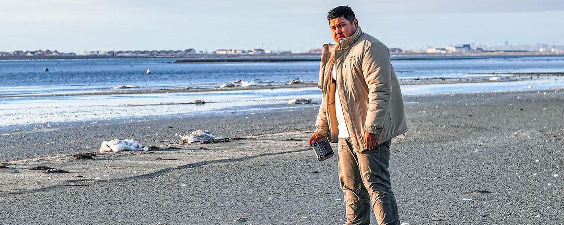 Блогер Азамат Сарсенбаев показал погибших лебедей на озере Караколь - Sputnik Казахстан, 1920, 10.01.2024