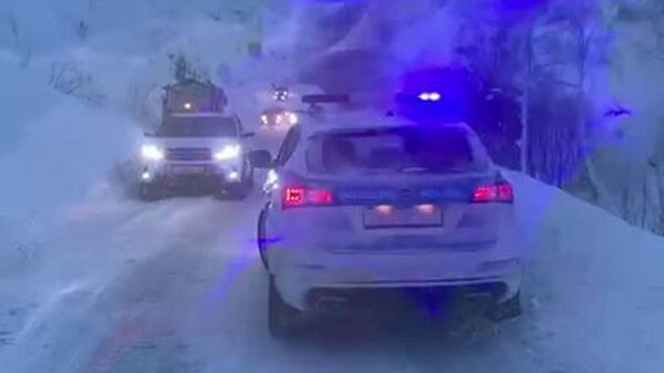 Колонна из 30 авто застряла из-за лавины на трассе Усть-Каменогорск-Алтай  - Sputnik Казахстан