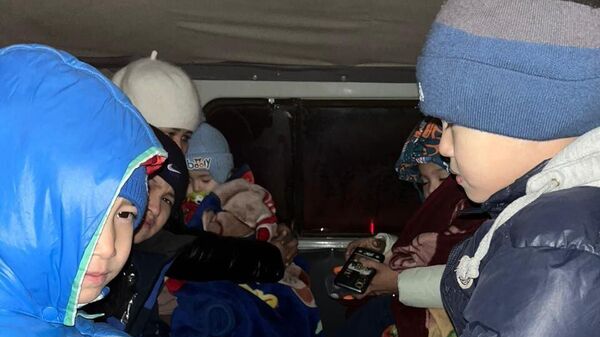 Эвакуированные из замерзшего автобуса дети  - Sputnik Казахстан