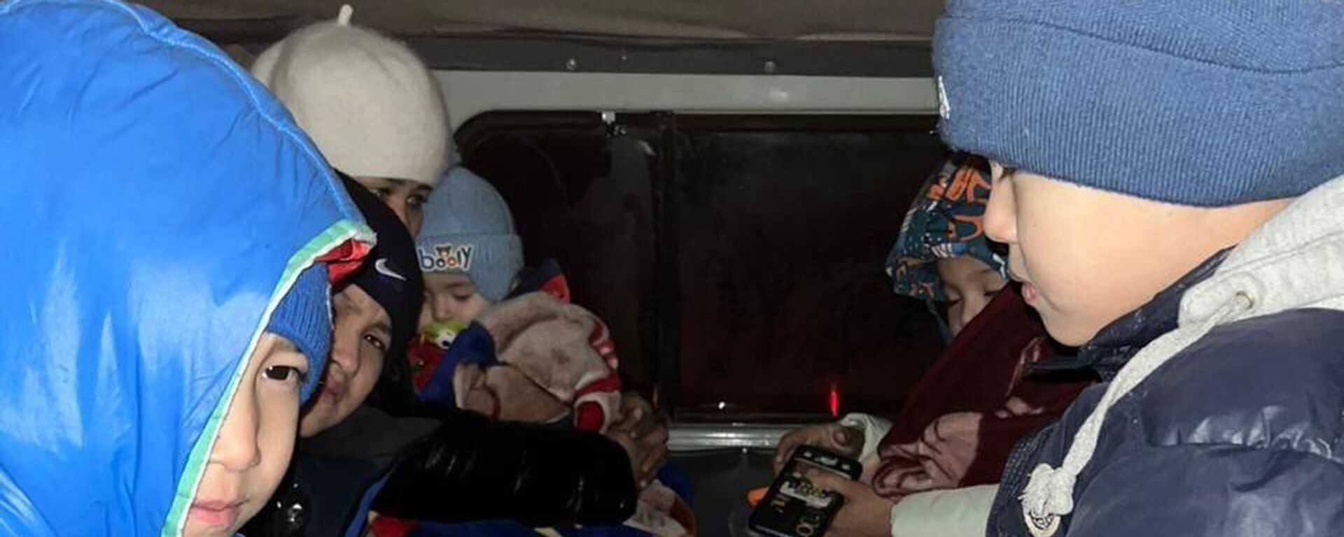 Эвакуированные из замерзшего автобуса дети  - Sputnik Казахстан, 1920, 11.01.2024