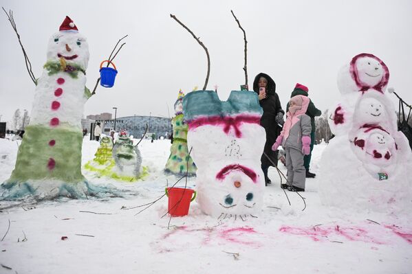 Снежные бабы, вылепленные участниками Фестиваля снеговиков в парке &quot;Арена&quot; в Новосибирске. - Sputnik Казахстан