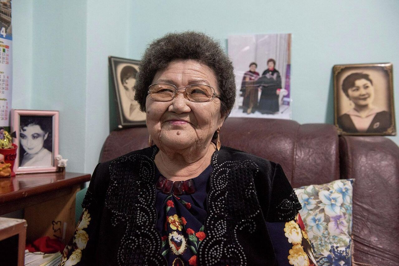 Ол оның кеуделерін тістеп, жалайды