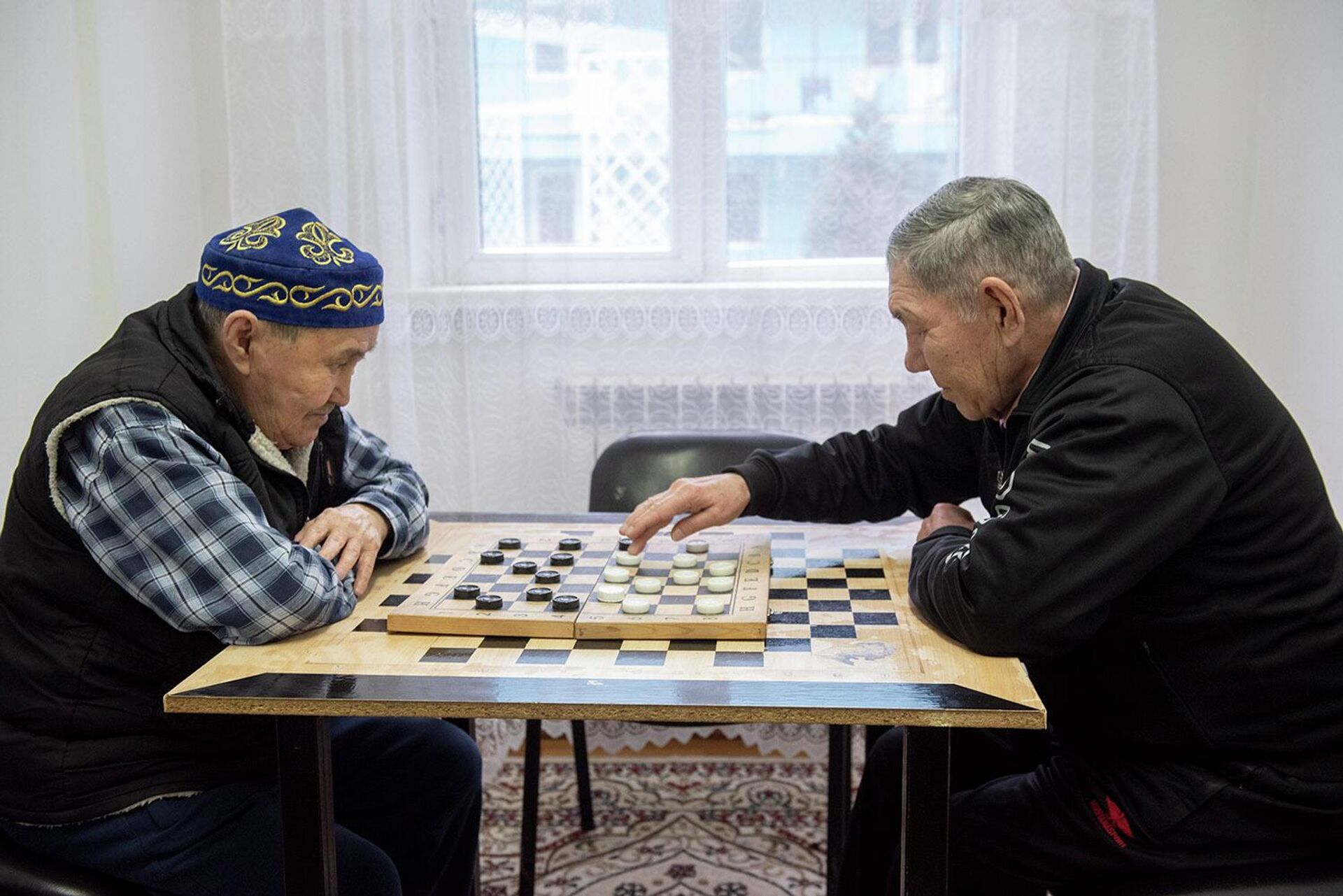 Комната досуга. Постояльцы играют в шахматы - Sputnik Казахстан, 1920, 12.01.2024