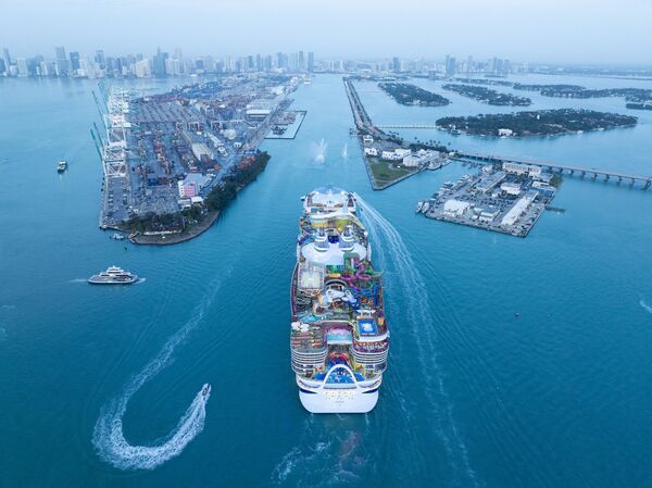 Тоннаж Icon of the Seas более чем в пять раз превышает тоннаж &quot;Титаника&quot;, а по габаритам - в два раза! На фото: самый большой круизный лайнер в мире Icon of the Seas. - Sputnik Казахстан