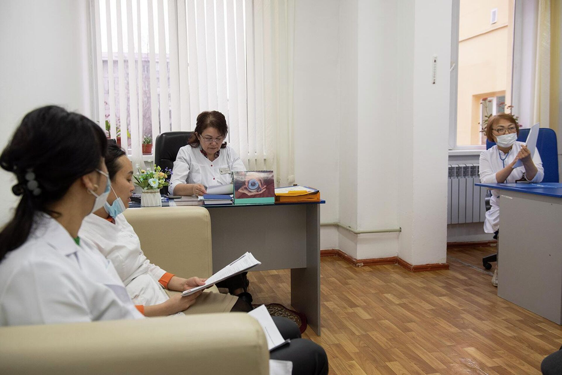 Медицинские работники обсуждают состояния здоровья постояльцев центра - Sputnik Казахстан, 1920, 12.01.2024