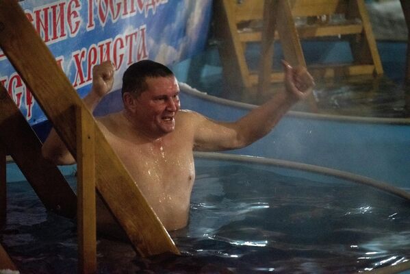Многие просили родных, или просто посторонних людей, снять для них сторис о том, как прошли крещенские купания. - Sputnik Казахстан