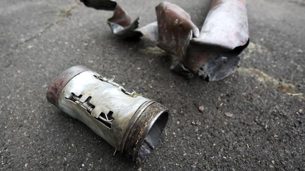 Фрагменты разорвавшегося снаряда на месте обстрела со стороны ВСУ Киевского района Донецка - Sputnik Қазақстан