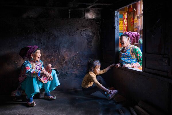 Деревня Чжомулан, Китай. Семья в своем многовековом доме.Снимок китайского фотографа Sun Bin. - Sputnik Казахстан