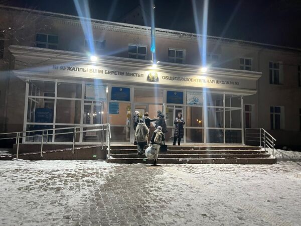 Люди выбегали на улицу во время землетрясения в Алматы, 23 января 2024 года.  - Sputnik Казахстан