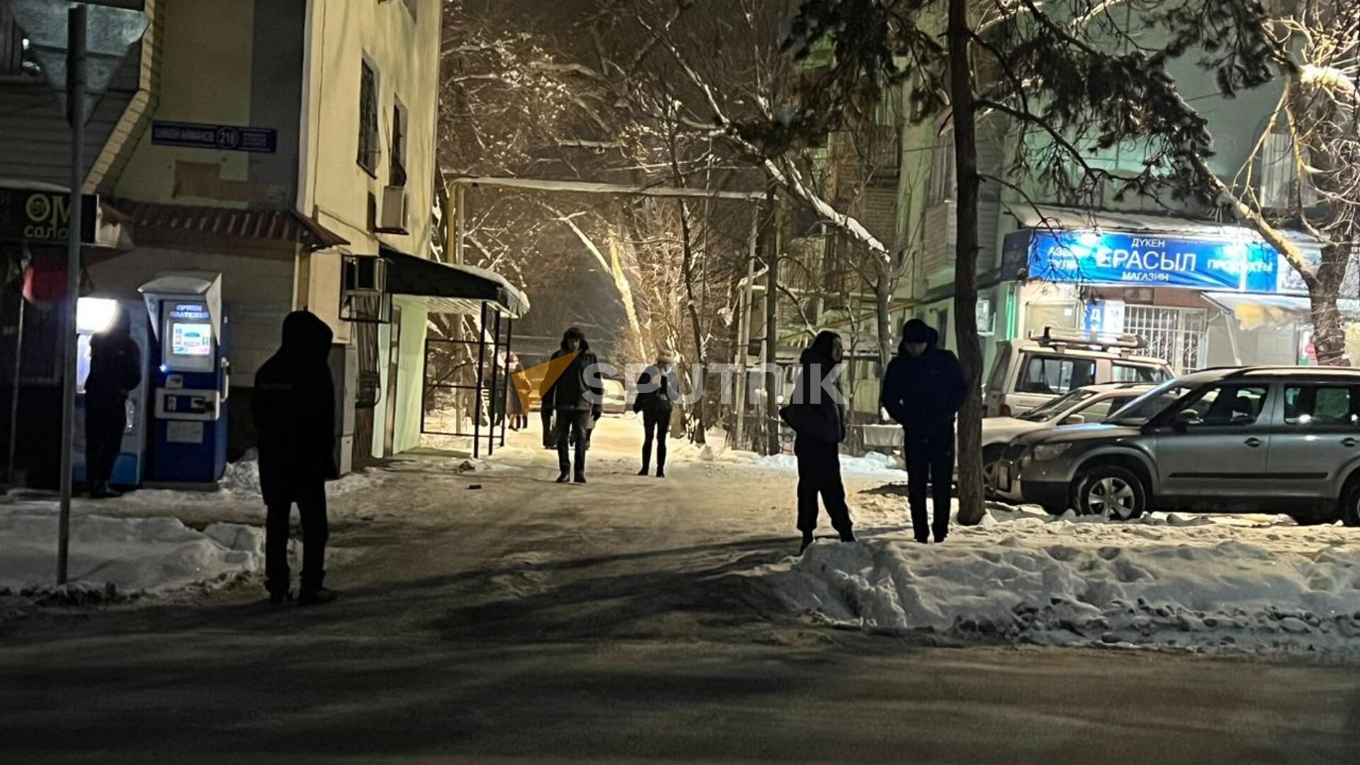 Люди выбежали на улицу во время землетрясения в Алматы, 23 января 2024 года - Sputnik Казахстан, 1920, 23.01.2024