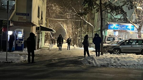 Люди выбежали на улицу во время землетрясения в Алматы, 23 января 2024 года - Sputnik Казахстан