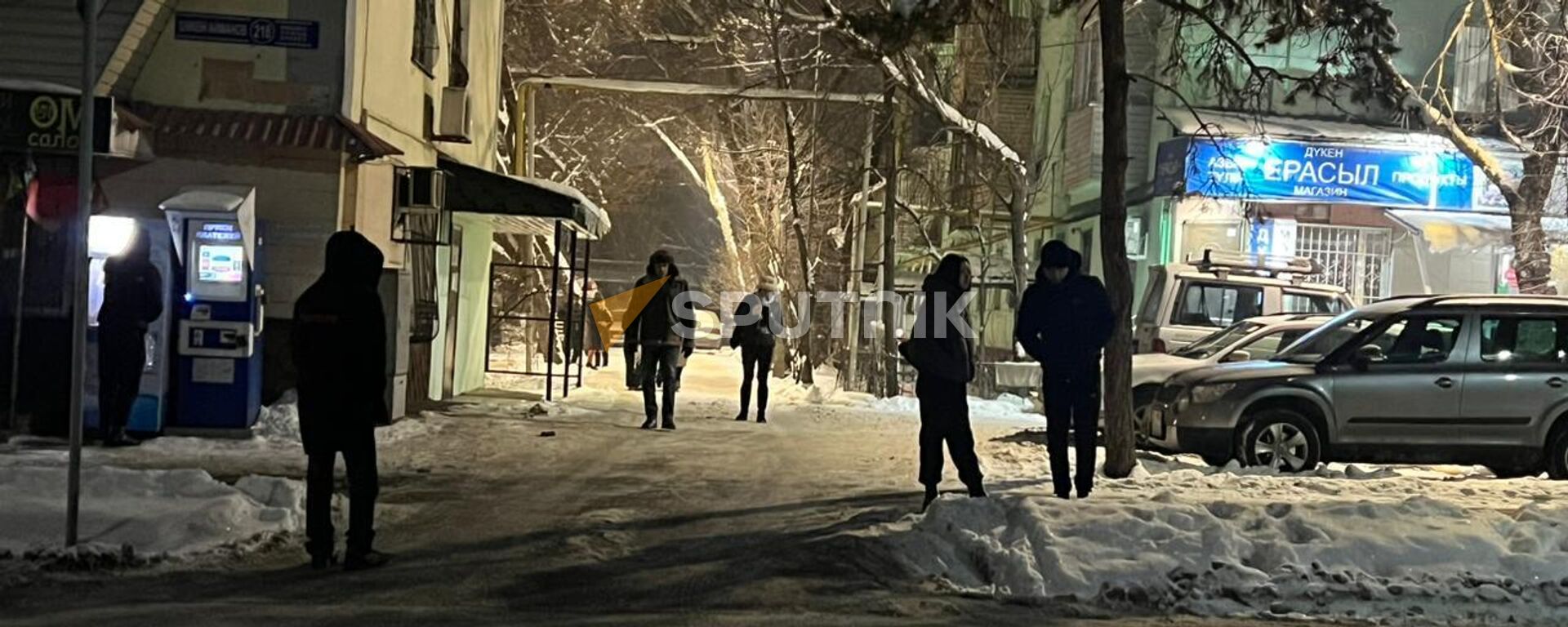Люди выбежали на улицу во время землетрясения в Алматы, 23 января 2024 года - Sputnik Қазақстан, 1920, 23.01.2024