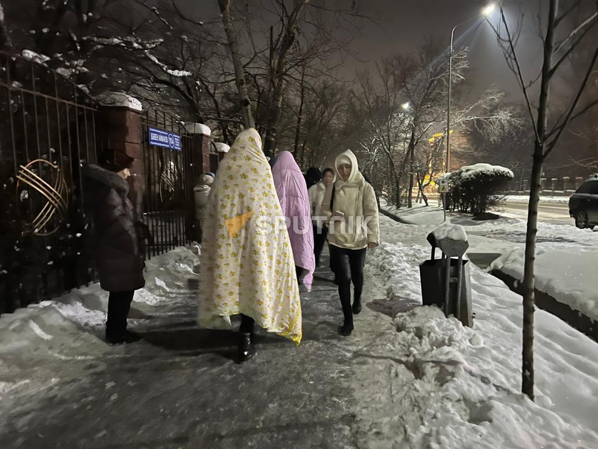 Люди выбежали на улицу во время землетрясения в Алматы, 23 января 2024 года - Sputnik Казахстан, 1920, 25.01.2024