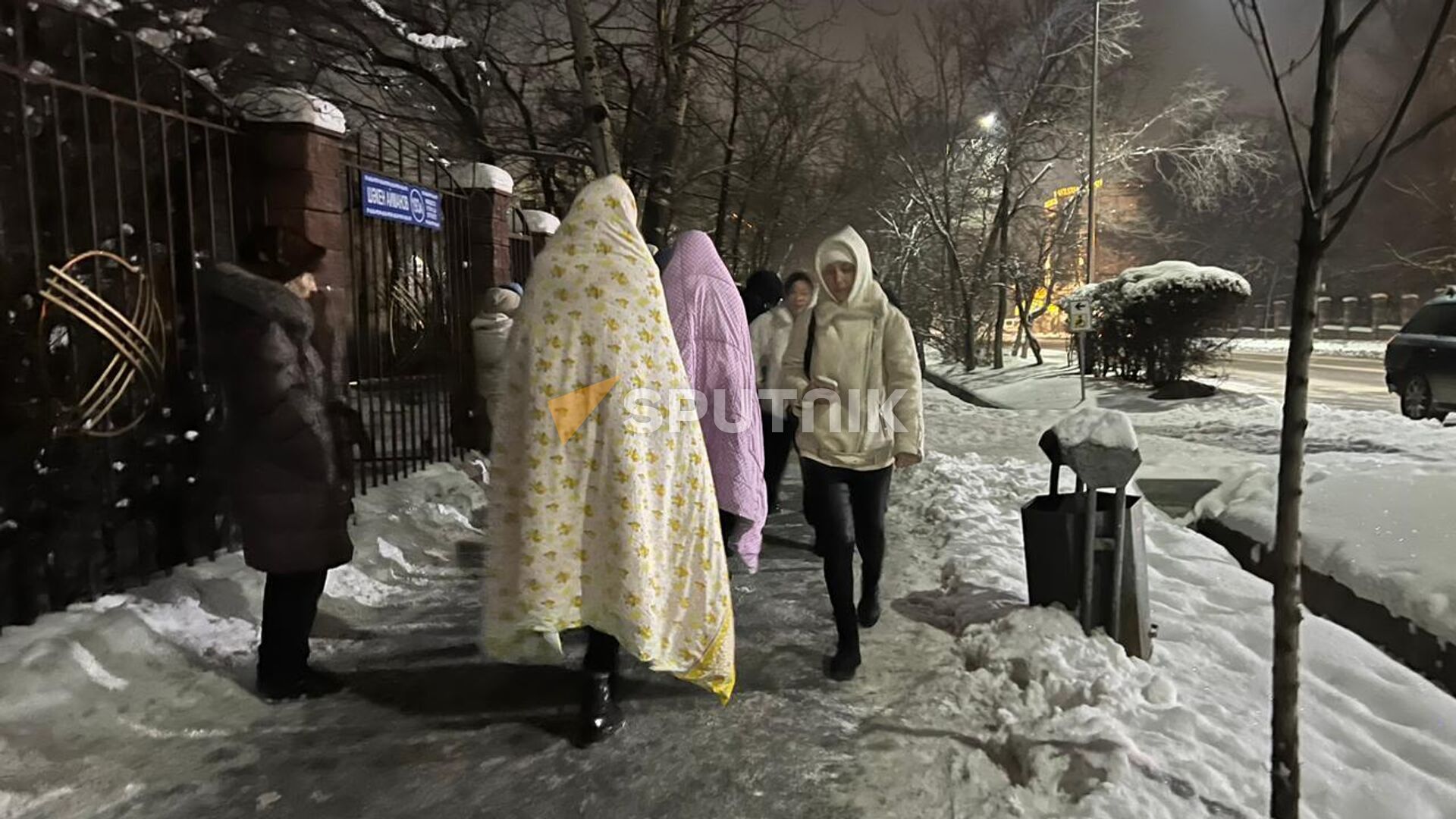 Люди выбежали на улицу во время землетрясения в Алматы, 23 января 2024 года - Sputnik Казахстан, 1920, 12.04.2024
