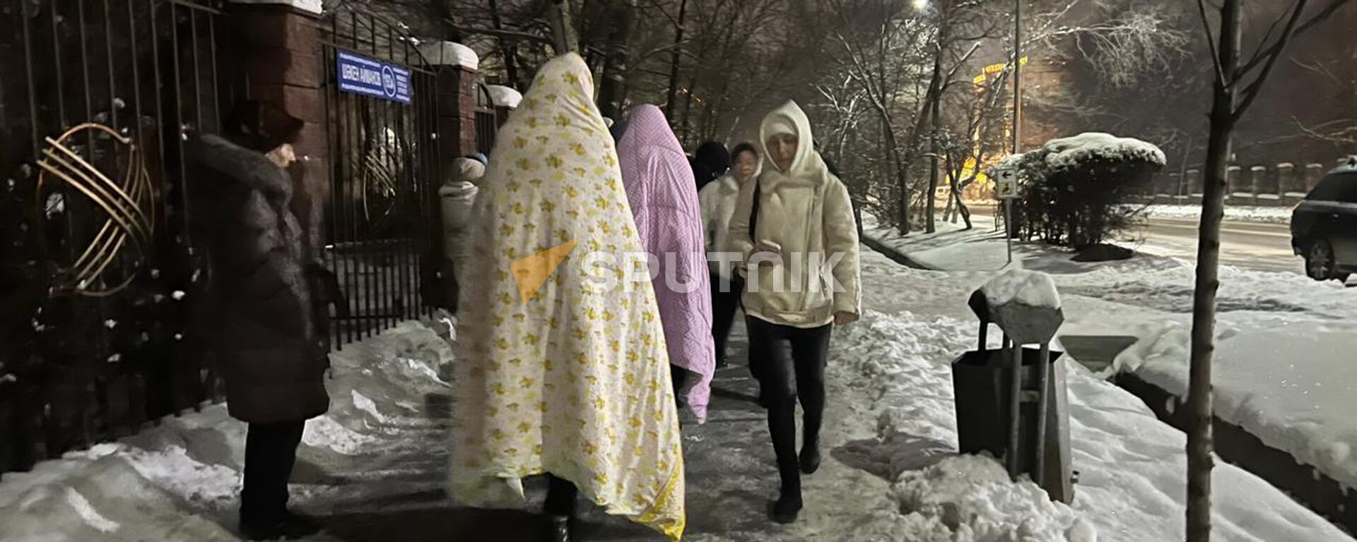 Люди выбежали на улицу во время землетрясения в Алматы, 23 января 2024 года - Sputnik Казахстан, 1920, 24.02.2024