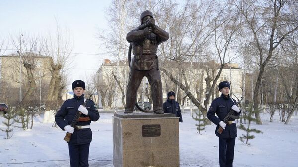 Памятник в честь героически погибшего столичного пожарного Аскара Забикулина  - Sputnik Казахстан