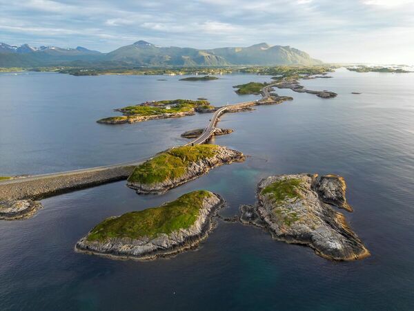 Часть дороги через Атлантический океан (The Atlantic Ocean Road, норв. Atlanterhavsveien) Дорога является составной частью 64-го шоссе, и пролегает по северному побережью Атлантического океана, связывая небольшие острова между населенными пунктами. Одной из главных достопримечательностей на пути является Сторсезандетский мост или &quot;Мост в никуда&quot;.  - Sputnik Казахстан