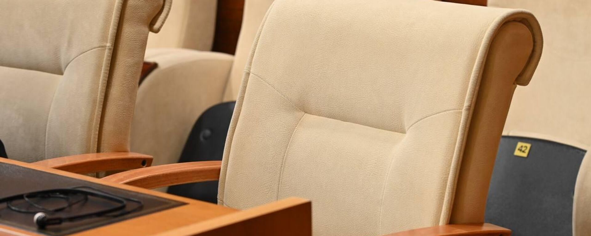 На пленарном заседании мажилиса Динара Шукижанова официально сложила полномочия депутата - Sputnik Қазақстан, 1920, 17.09.2026