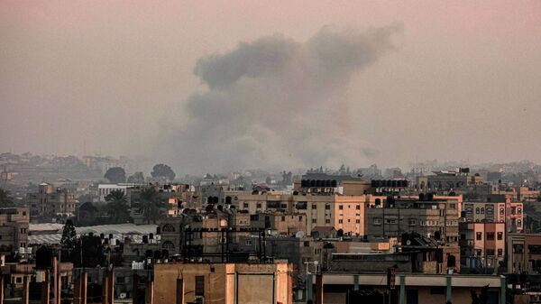  Клубящийся над Хан-Юнисом на юге сектора Газа во время израильской бомбардировки на фоне продолжающихся боев между Израилем и палестинской группировкой Хамас - Sputnik Казахстан