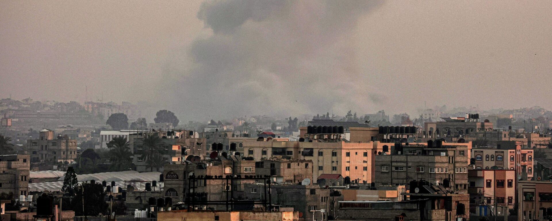  Клубящийся над Хан-Юнисом на юге сектора Газа во время израильской бомбардировки на фоне продолжающихся боев между Израилем и палестинской группировкой Хамас - Sputnik Казахстан, 1920, 21.02.2024