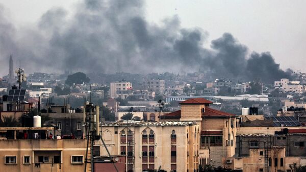 На снимке, сделанном в Рафахе, виден дым, клубящийся над Хан-Юнисом на юге сектора Газа во время израильской бомбардировки  - Sputnik Қазақстан