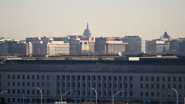 Самолет пролетает над Пентагоном (спереди) и Капитолием США (в центре, на заднем плане) в Вашингтоне - Sputnik Казахстан
