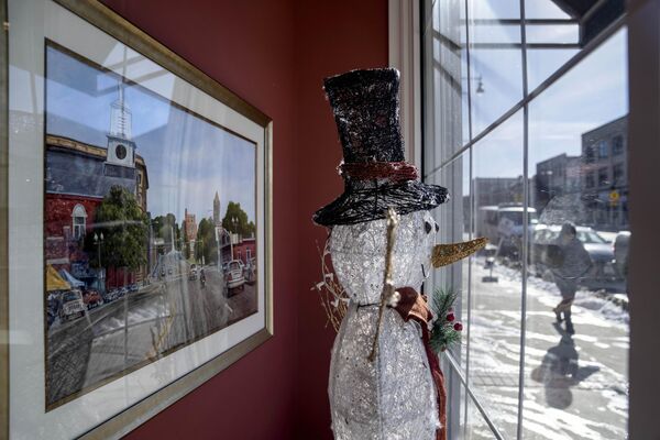 Снеговик стоит в окне банка, США. - Sputnik Казахстан