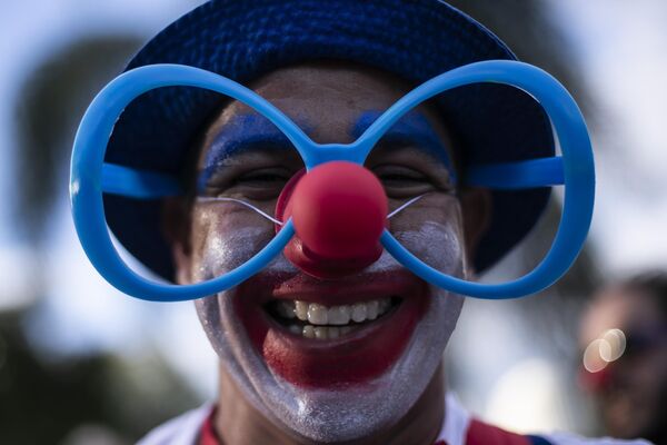 Мужчина участвует в репетиции уличной вечеринки перед карнавалом в квартале &quot;Orquestra Voadora&quot; в Рио-де-Жанейро, Бразилия. - Sputnik Казахстан
