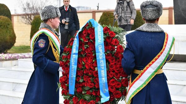 Мурат Нуртлеу возложил цветы к Монументу погибшим войнам-казахстанцам в Душанбе - Sputnik Казахстан