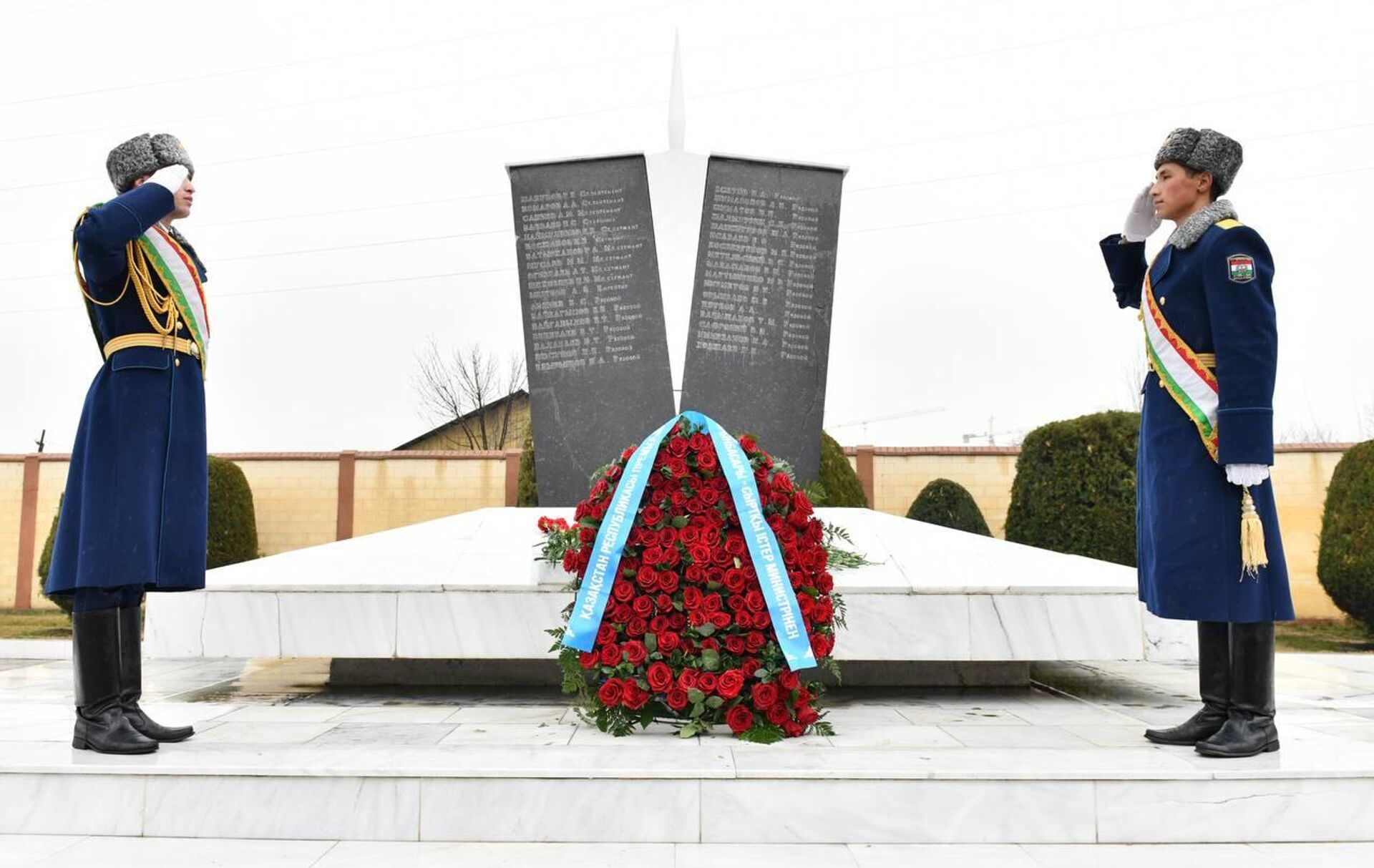 Мурат Нуртлеу возложил цветы к Монументу погибшим войнам-казахстанцам в Душанбе - Sputnik Казахстан, 1920, 26.01.2024