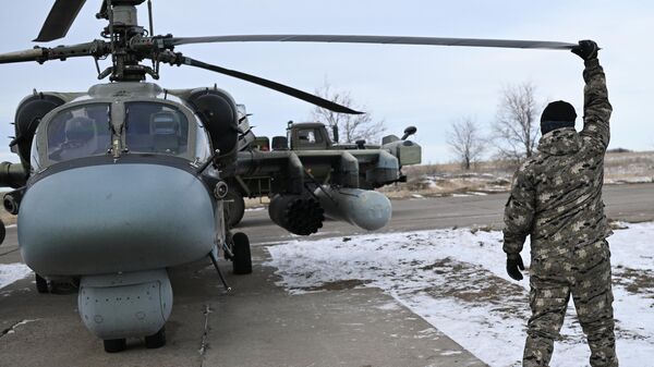 Работа разведывательно-ударных вертолетов Ка-52 в зоне СВО - Sputnik Казахстан