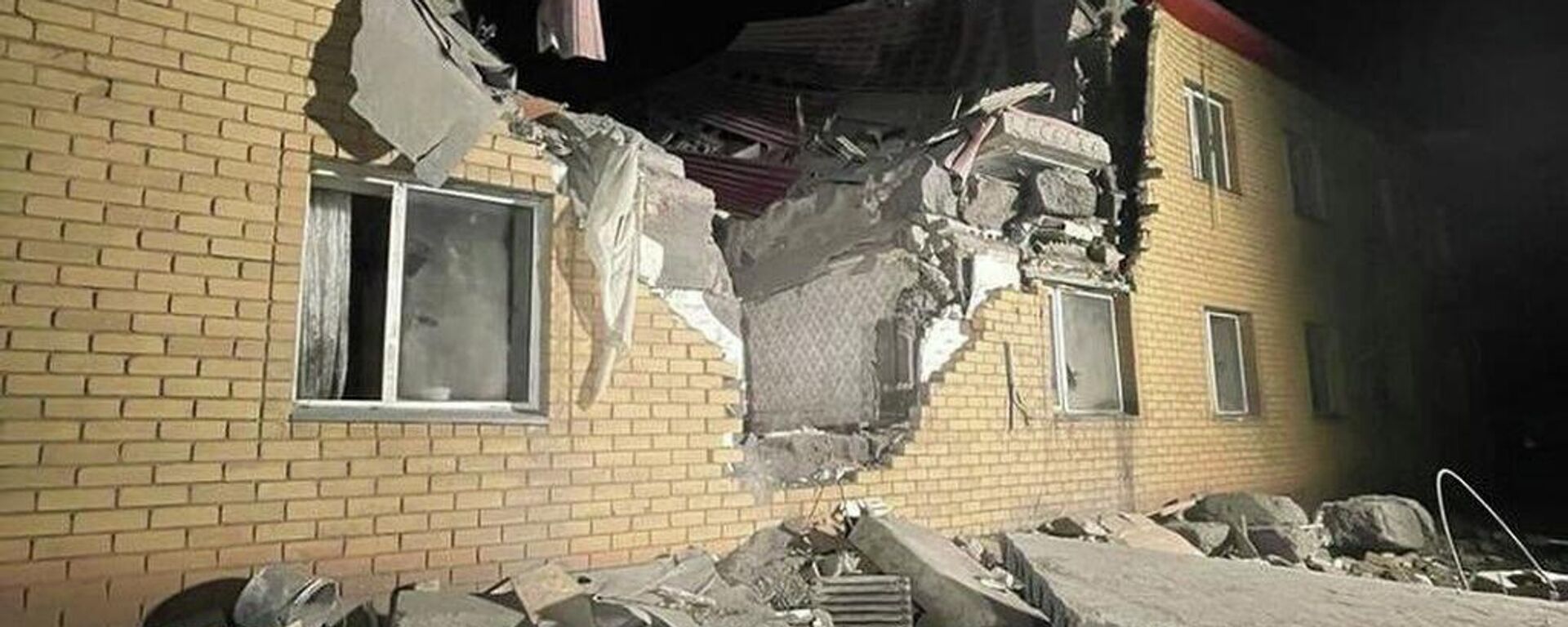 Двухэтажный дом обрушился в Карагандинской области из-за взрыва газового баллона: двое погибли - Sputnik Қазақстан, 1920, 30.01.2024