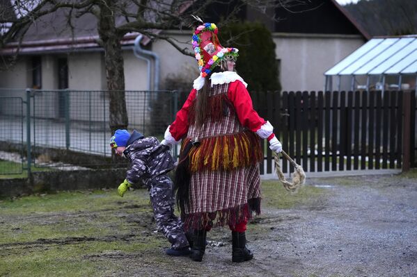 Еще одна народная забава. Теперь уже в Чехии. На фото: мужчина ловит ребенка во время традиционного карнавала в честь уходящей зимы и наступающей весны в чешской деревне Хамри. - Sputnik Казахстан