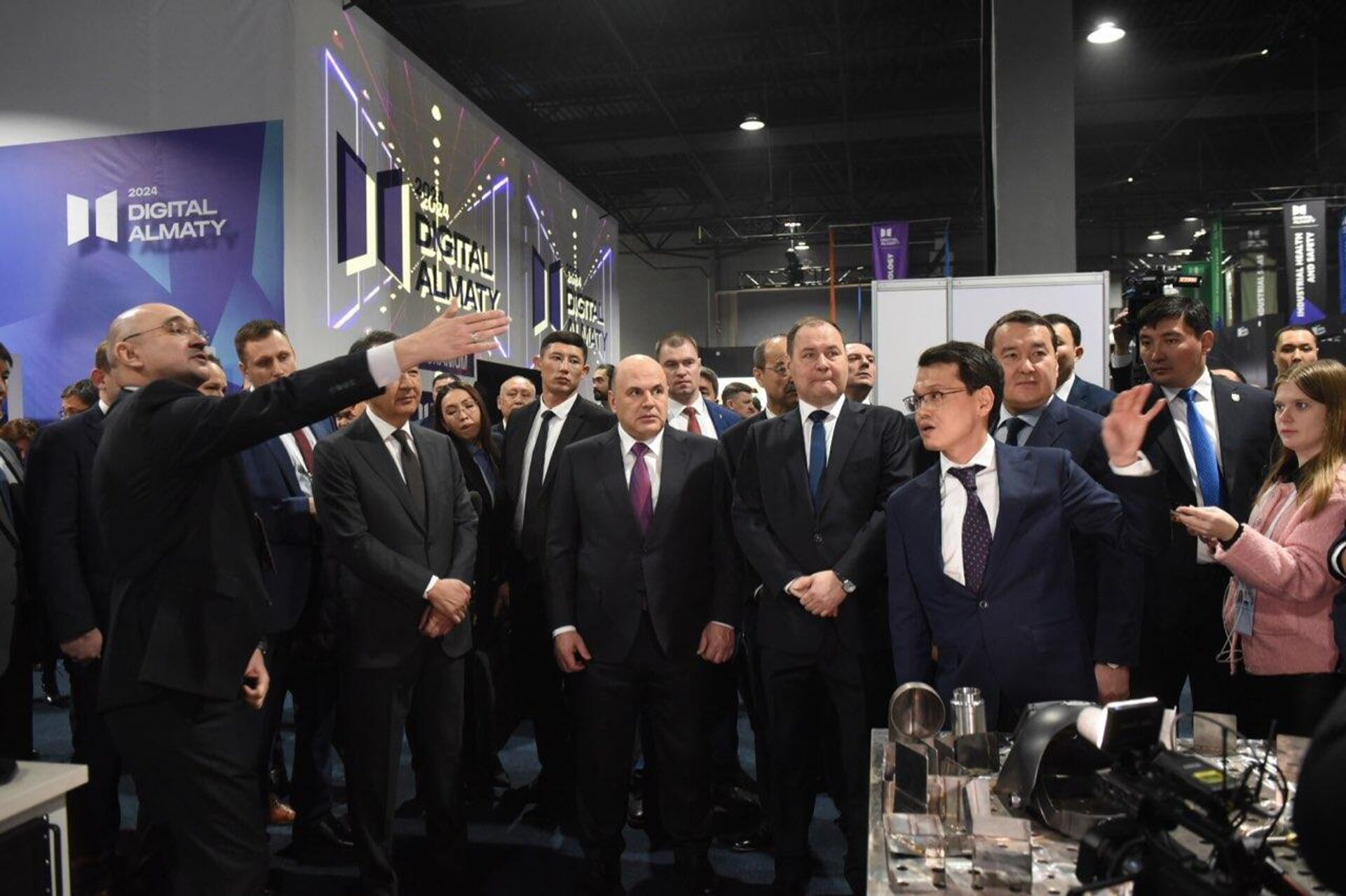 Пленарное заседание форума Digital Almaty с участием премьер-министров ЕАЭС - Sputnik Казахстан, 1920, 02.02.2024