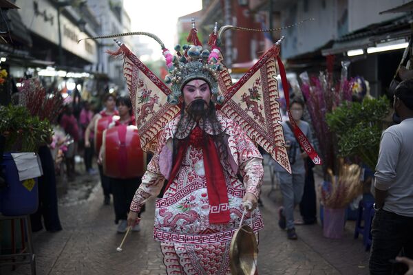 Лунный Новый год - это самый большой и значимый праздник в году во многих азиатских странах. На фото: малайзийский кинорежиссер Чонг Кит Аун, одетый в китайский оперный костюм, выступает во время фестиваля лунного Нового года в районе Чайнатауна в Куала-Лумпуре. - Sputnik Казахстан