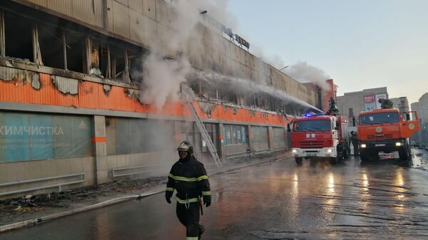 Пожарные Семея ликвидируют возгорание в торговом доме - Sputnik Казахстан