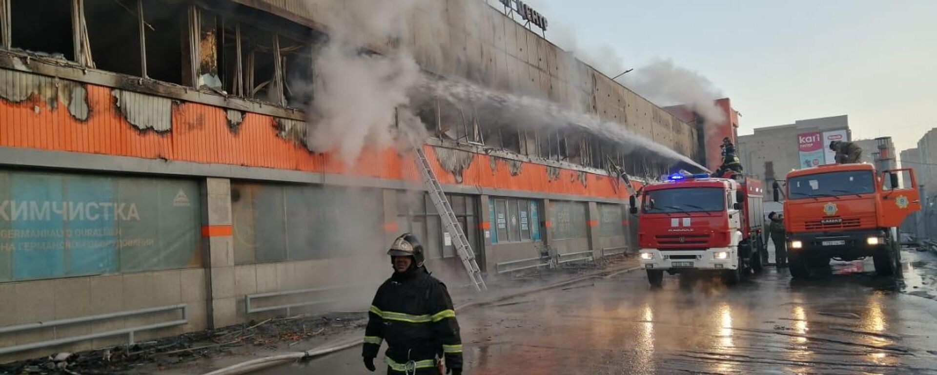 Пожарные Семея ликвидируют возгорание в торговом доме - Sputnik Казахстан, 1920, 07.02.2024